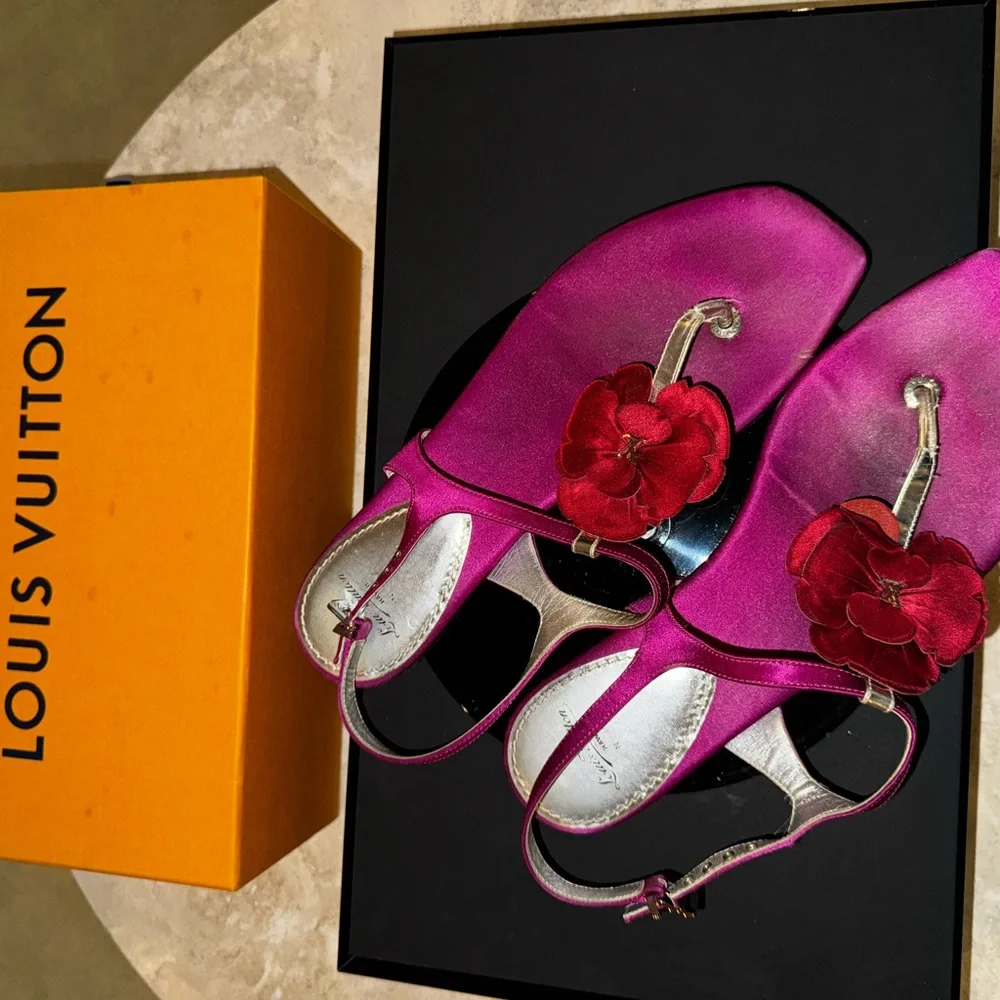 Elegant Pink Women's Sandals with Red Floral Accent - Picture 3 of 4